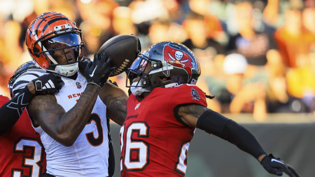 Cincinnati Bengals wide receiver Tee Higgins (5) attempts to catch a pass against Tampa Bay Buccaneers Kaevon Merriweather