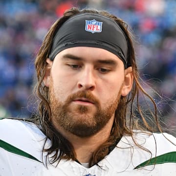 The Atlanta Falcons signed former New York Jets center Jake Hanson