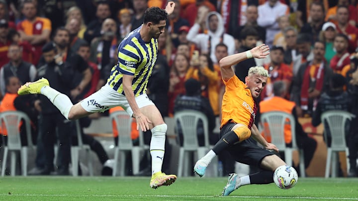 Samet Akaydin, Barış Alper Yılmaz'ı kontrol ediyor.