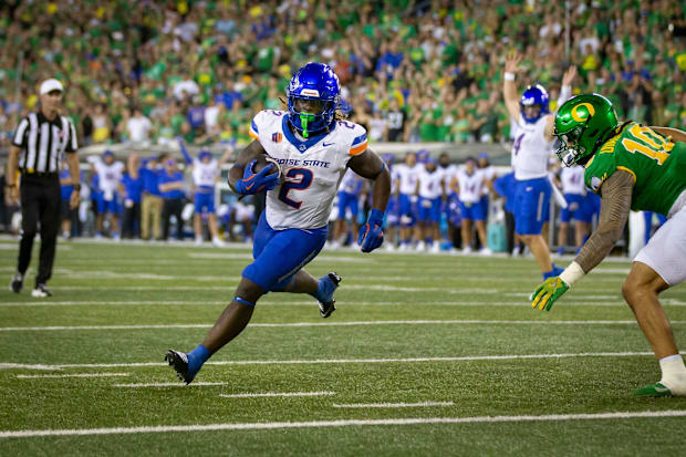 Boise State running back Ashton Jeanty carries the ball for a touchdown as the Oregon Ducks host the Boise State Broncos