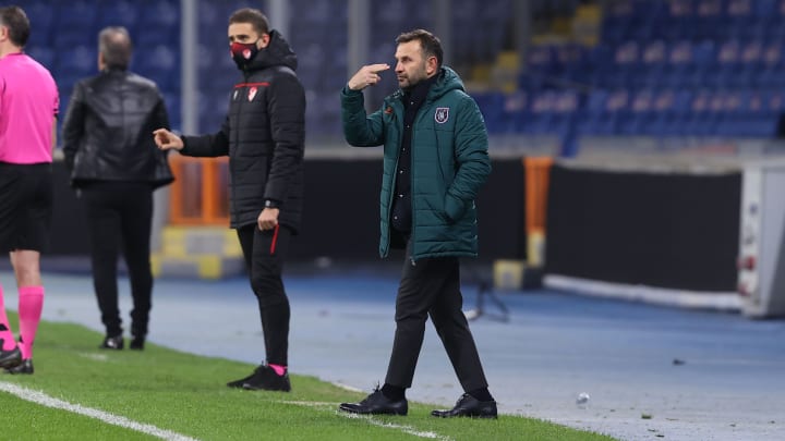 Okan Buruk oyuncularını uyarıyor. Okan Buruk oyuncularını uyarıyor.