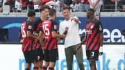 Ist mit der Eintracht noch ungeschlagen: Dino Toppmöller (m.)