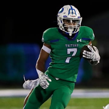 Notre Dame Academy's Kingston Allen (7) carries the ball versus De Pere in a Fox River Classic Conference (South Division) game on Aug. 29, 2025.