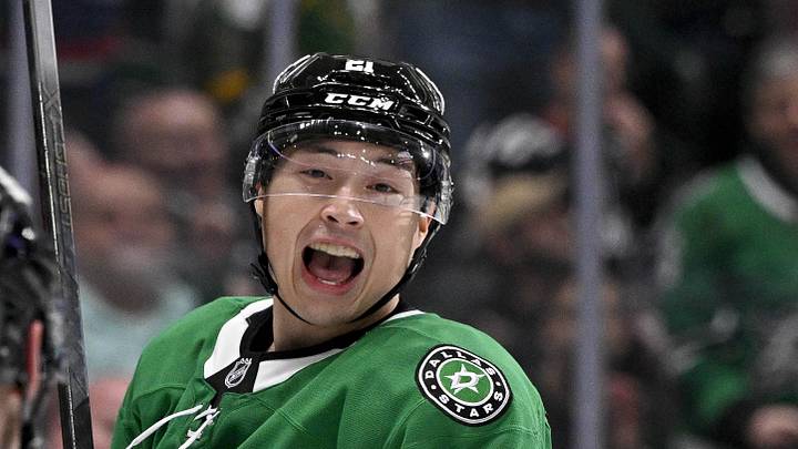 Dallas Stars left wing Jason Robertson (21) 