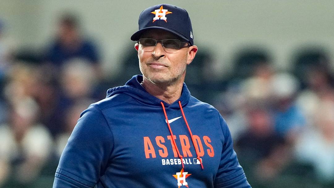 Houston Astros manager Joe Espada (19) walks off the field after a pitching change.  Credit: Raymond Carlin III-Imagn Images