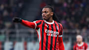 Leao a l'air de suivre de près les matchs du Barça