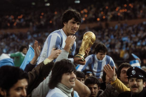  Daniel Passarella with the 1978 World Cup.