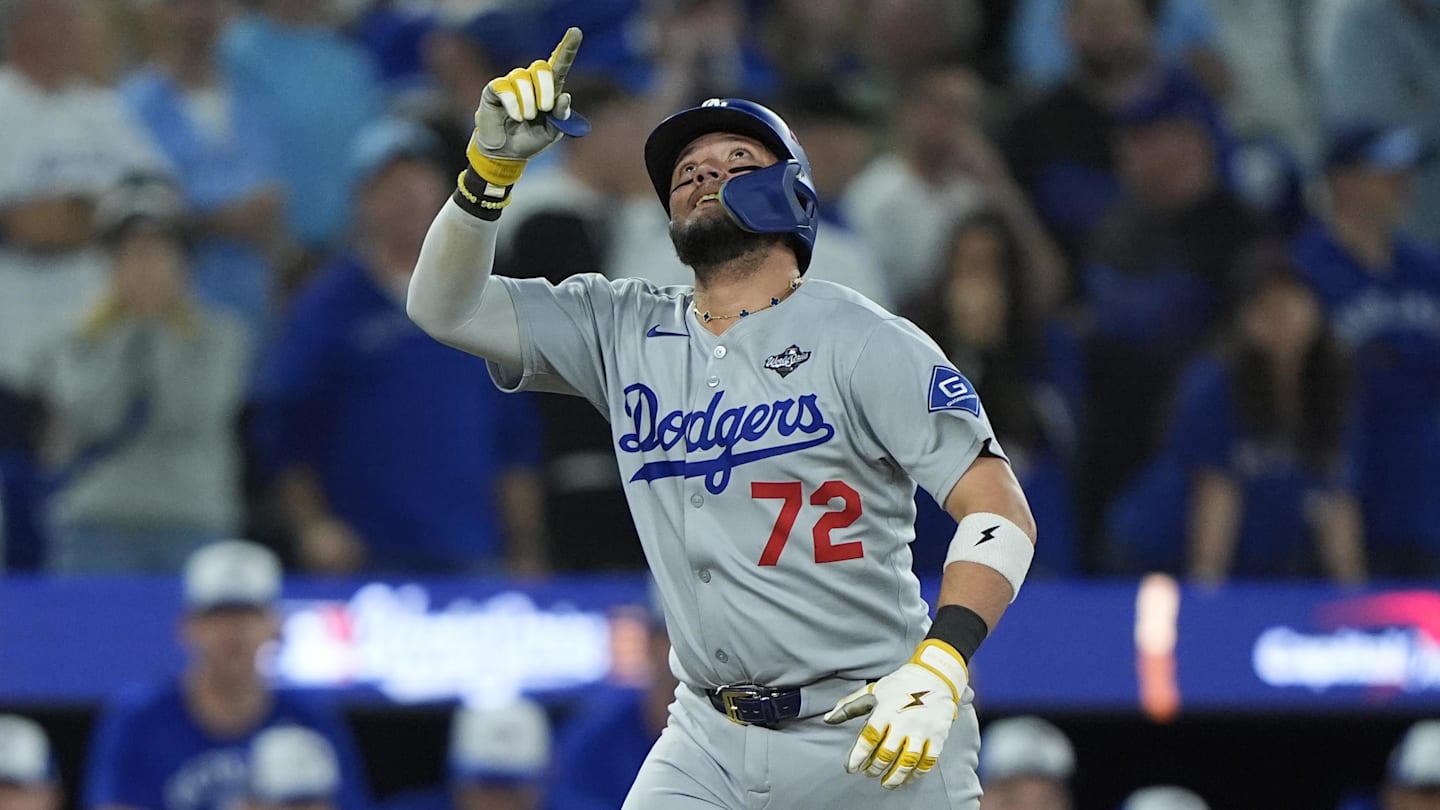 Dodgers World Series Hero Miguel Rojas to Return for Final MLB Season
