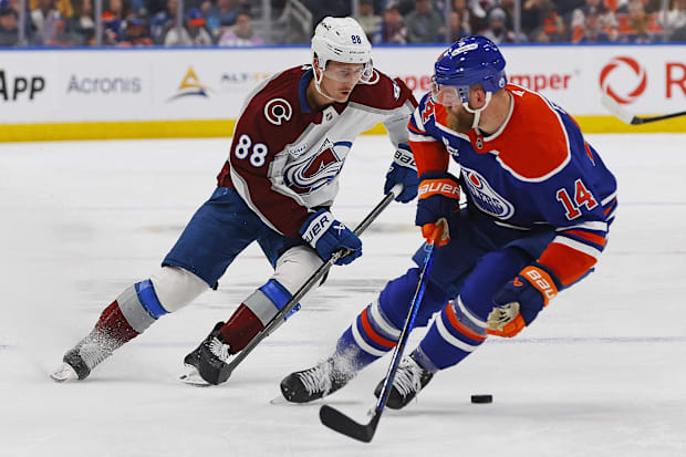 Colorado Avalanche forward Martin Necas (88)