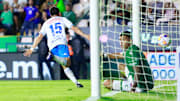 León volvió a la vida luego de estar cayendo en casa ante Cruz Azul