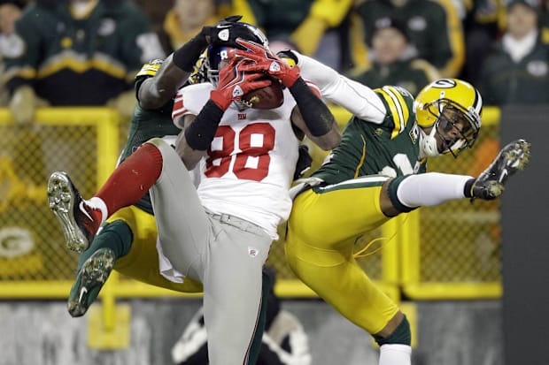 New York Giants receiver Hakeem Nicks (88) catches a pass for a touchdown over Green Bay Packers cornerback Charles Woodson.