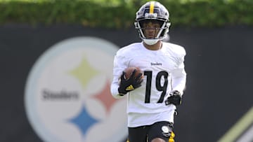 Pittsburgh Steelers wide receiver Calvin Austin II (19)