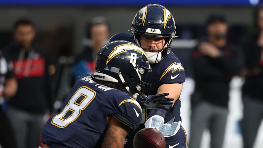Michael King Of The San Diego Padres Throws To The Plate In The First - Foto 5