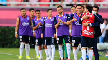 Jugadores de las Chivas del Guadalajara celebran un gol.