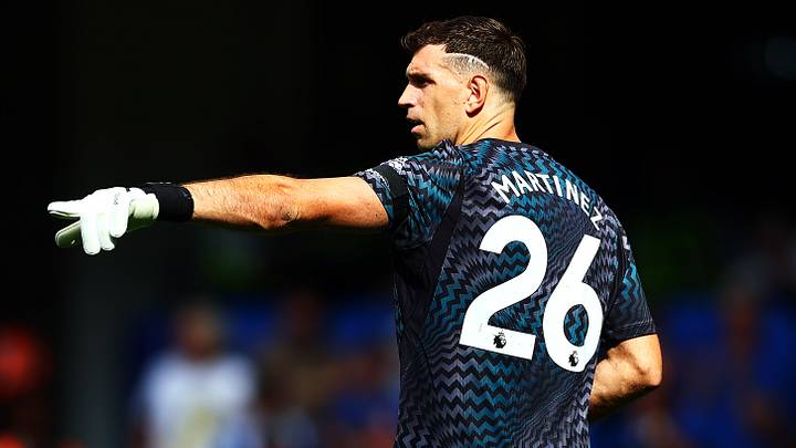 Emiliano Martínez has taken on a new digit. Emiliano Martínez has taken on a new digit.