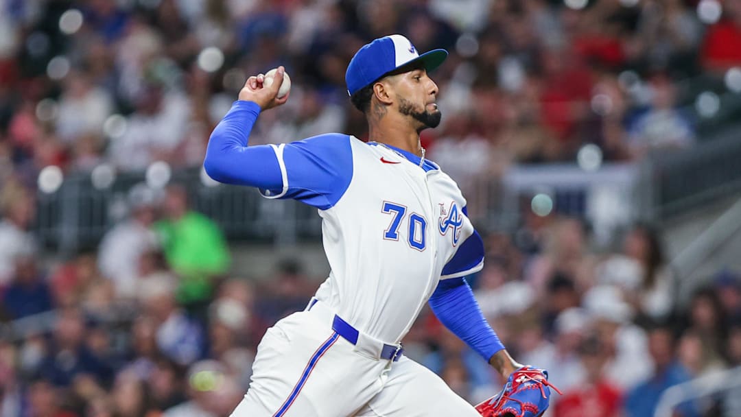 Sep 6, 2025; Cumberland, Georgia, USA; Atlanta Braves pitcher Rolddy Munoz (70) pitches the ball against the Seattle Mariners during the sixth inning at Truist Park. Mandatory Credit: Jordan Godfree-Imagn Images
