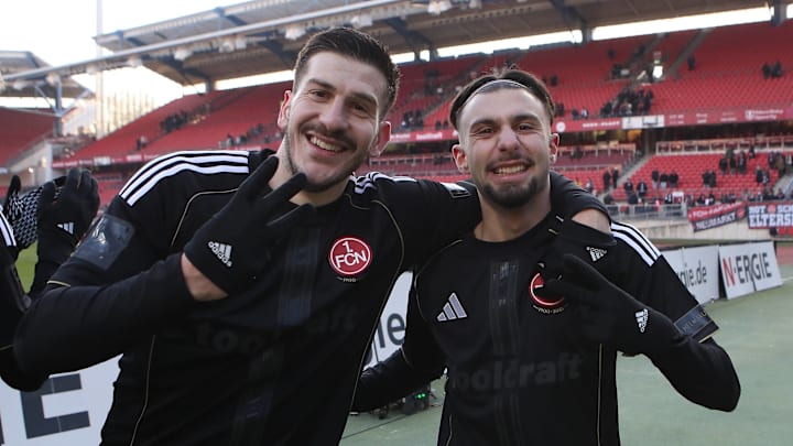 Luka Lochoshvili (l.) freut sich mit Berkay Yilmaz