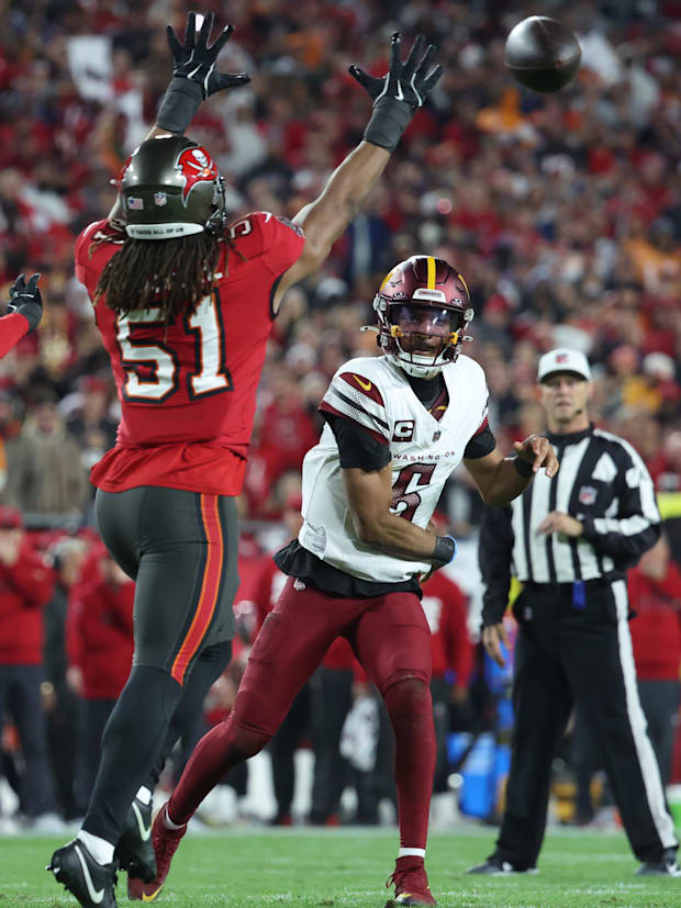 Washington Commanders quarterback Jayden Daniels (5) throws against Tampa Bay Buccaneers linebacker J.J. Russell (51).
