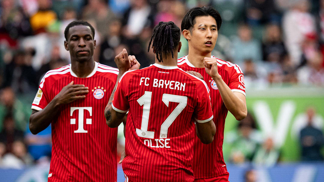 Bayern Munich players celebrating solitary goal scored in win against Wolfsburg.