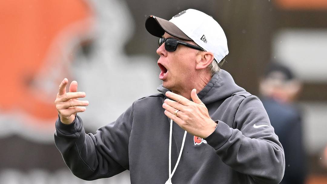 May 8, 2026; Berea, OH, USA; Cleveland Browns head coach Todd Monken reacts during rookie minicamp at CrossCountry Mortgage Campus. Mandatory Credit: Ken Blaze-Imagn Images
May 8, 2026; Berea, OH, USA; Cleveland Browns head coach Todd Monken reacts during rookie minicamp at CrossCountry Mortgage Campus. Mandatory Credit: Ken Blaze-Imagn Images