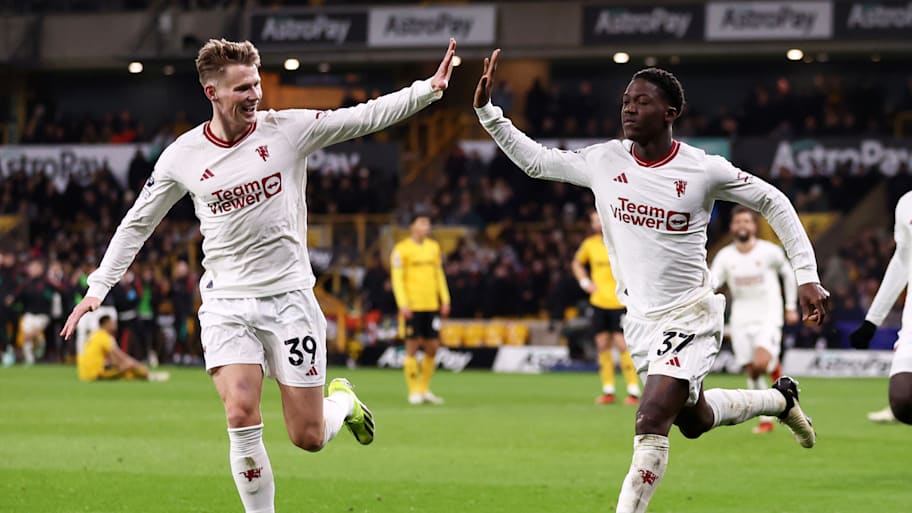 Scott McTominay (left) and Kobbie Mainoo.
