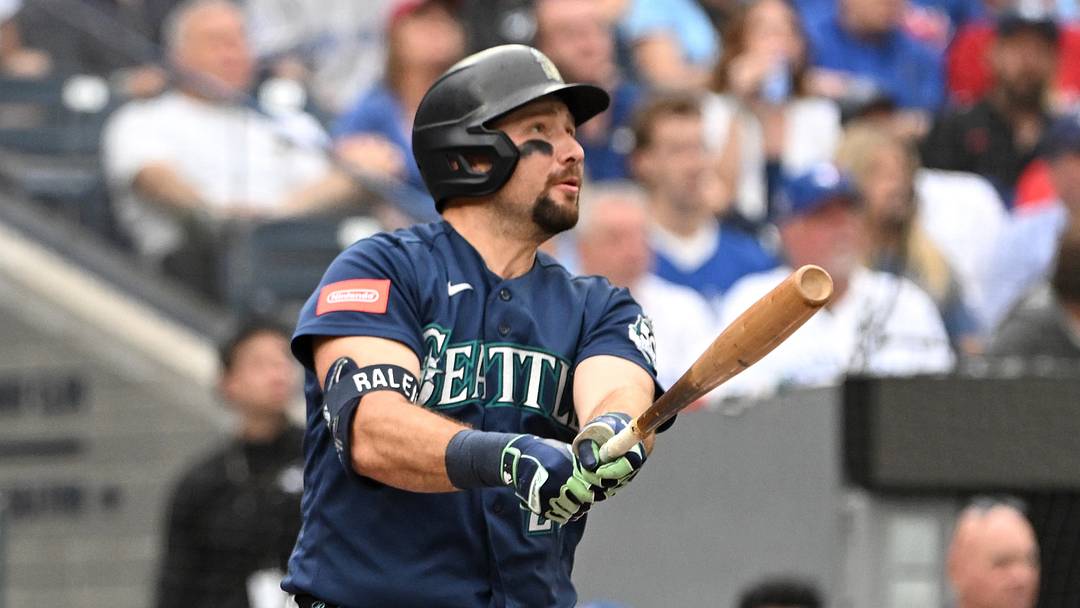 Seattle Mariners catcher Cal Raleigh