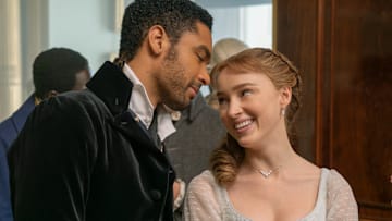 BRIDGERTON (L to R) REGÉ-JEAN PAGE as SIMON BASSET and PHOEBE DYNEVOR as DAPHNE BRIDGERTON in episode 102 of BRIDGERTON