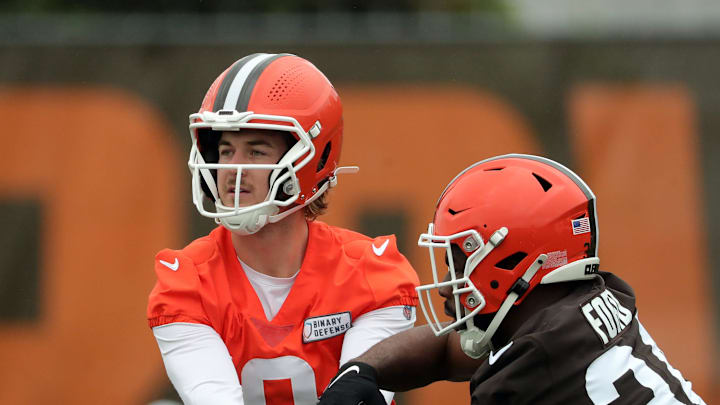 Cleveland Browns quarterback Kenny Pickett hands the ball off running back Jerome Ford (34) during an NFL practice at the Cleveland Browns training facility on Wednesday, May 28, 2025, in Berea, Ohio.