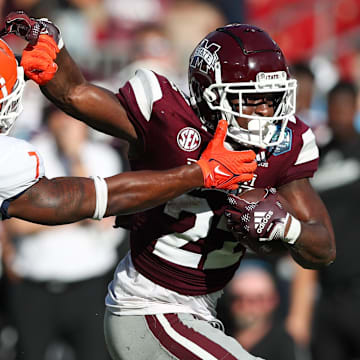 Jan 2, 2023; Tampa, FL, USA;  Illinois Fighting Illini defensive back Kendall Smith (7)chases Mississippi State Bulldogs running back Simeon Price (22) during the 2023 ReliaQuest Bowl at Raymond James Stadium. 