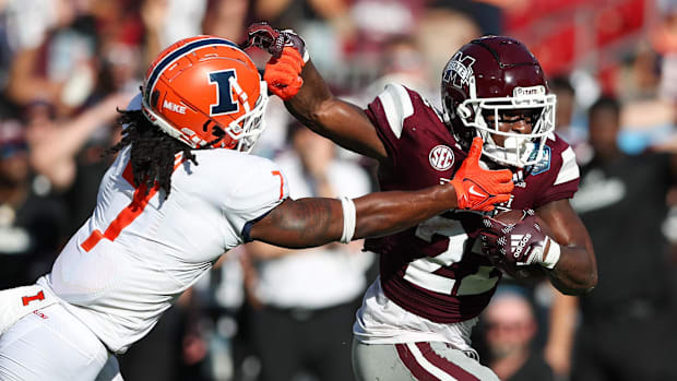  Illinois Fighting Illini defensive back Kendall Smith (7)chases Mississippi State Bulldogs running back Simeon Price (22) du