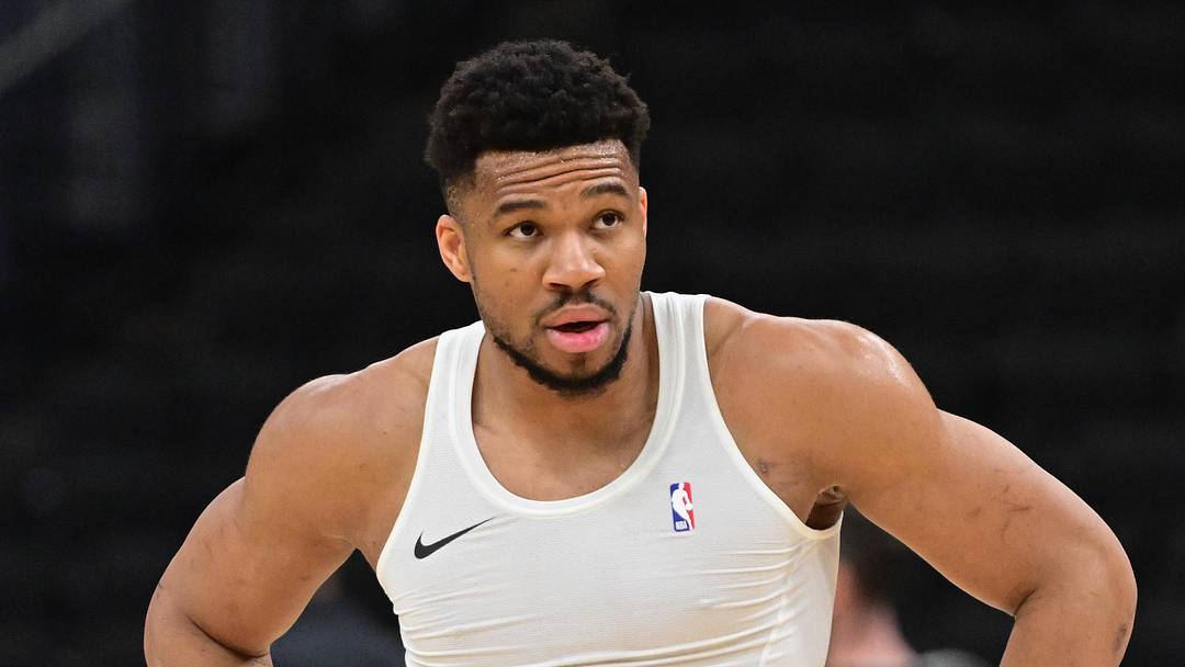 Milwaukee Bucks forward Giannis Antetokounmpo (34).