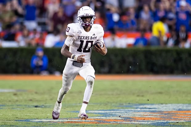 Texas A&M Aggies quarterback Marcel Reed (10) runs with the ball against the Florida Gators.