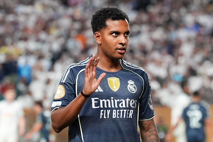 Rodrygo waving.