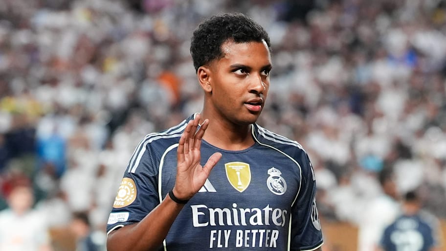 Rodrygo waving.