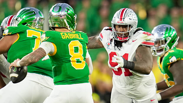 Ohio State Buckeyes defensive tackle Tyleik Williams (91) rushes at Oregon Ducks quarterback Dillon Gabriel (8)