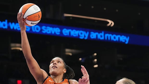 Alyssa Thomas attempting a layu