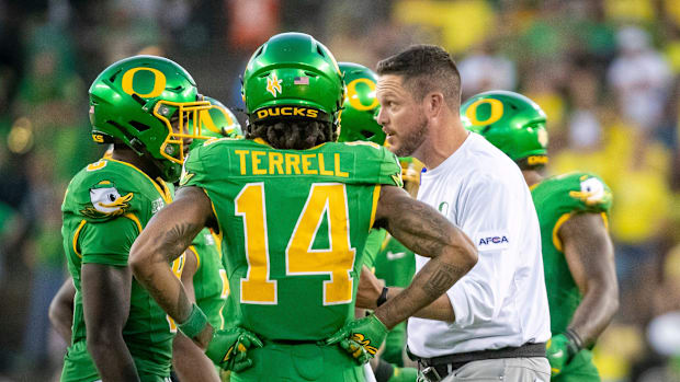 Oregon head coach Dan Lanning talks to his players as the Oregon Ducks host the Idaho Vandals