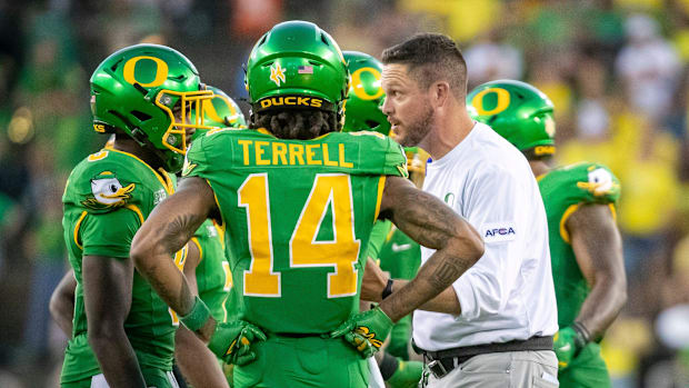 Oregon head coach Dan Lanning talks to his players as the Oregon Ducks host the Idaho Vandals Saturday, Aug. 31, 2024