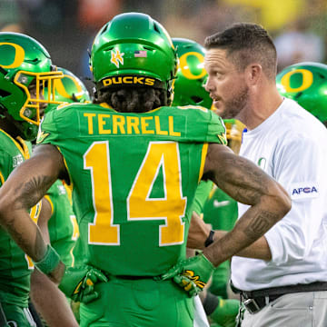 Oregon head coach Dan Lanning talks to his players as the Oregon Ducks host the Idaho Vandals Saturday, Aug. 31, 2024 at Autzen Stadium in Eugene, Ore.