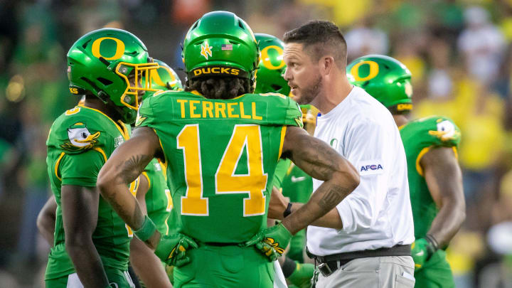 Oregon head coach Dan Lanning talks to his players as the Oregon Ducks host the Idaho Vandals Saturday, Aug. 31, 2024 at Autzen Stadium in Eugene, Ore.