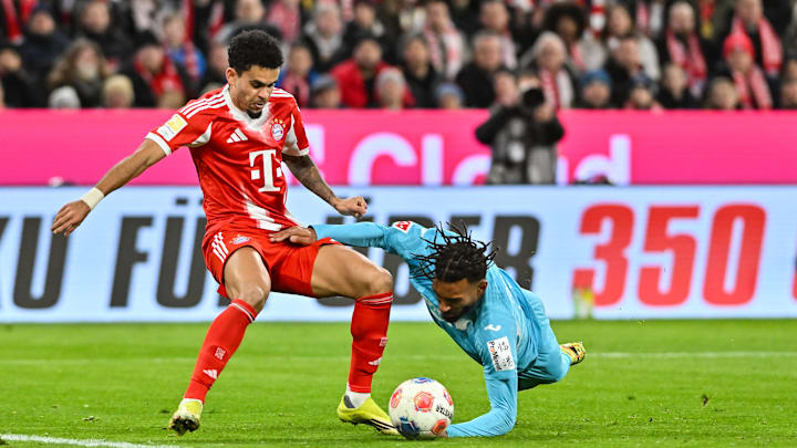 Luis Diaz (l.) gegen Kevin Akpoguma