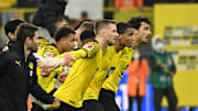 Der BVB feiert den Sieg über den VfB