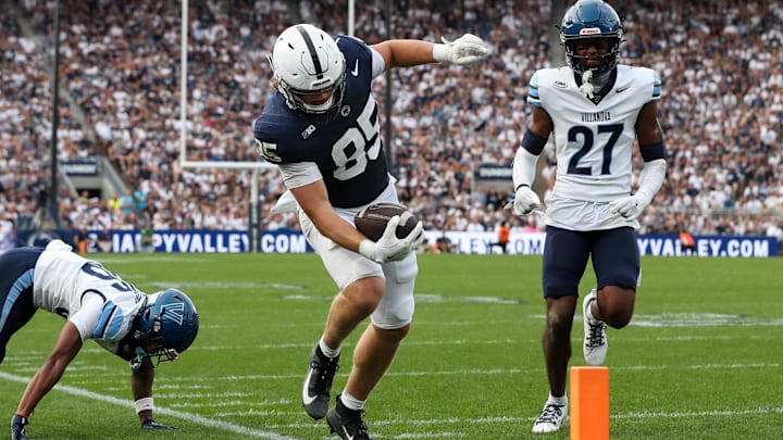 Sep 13, 2025; University Park, Pennsylvania, USA; Penn State Nittany Lions tight end Luke Reynolds (85) runs with the ball while trying to stay in bounds during the third quarter against the Villanova Wildcats at Beaver Stadium. Mandatory Credit: Matthew O'Haren-Imagn Images