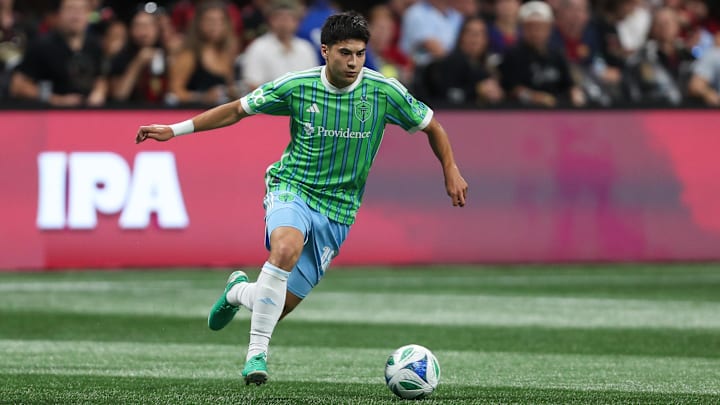 Jul 26, 2025; Atlanta, Georgia, USA; Seattle Sounders midfielder Obed Vargas (18) dribbles the ball during the match with Atlanta United during the first half at Mercedes-Benz Stadium. Mandatory Credit: Mady Mertens-Imagn Images
