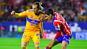 Sebastián Córdova de Tigres y el uruguayo Juan Sanabria de San Luis durante el Apertura 2024
