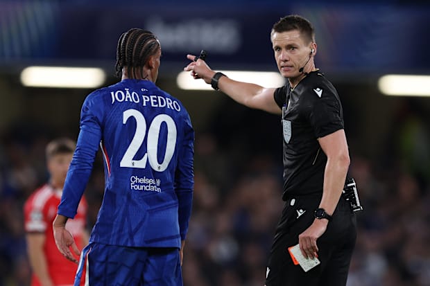 若昂·佩德罗收到红牌。