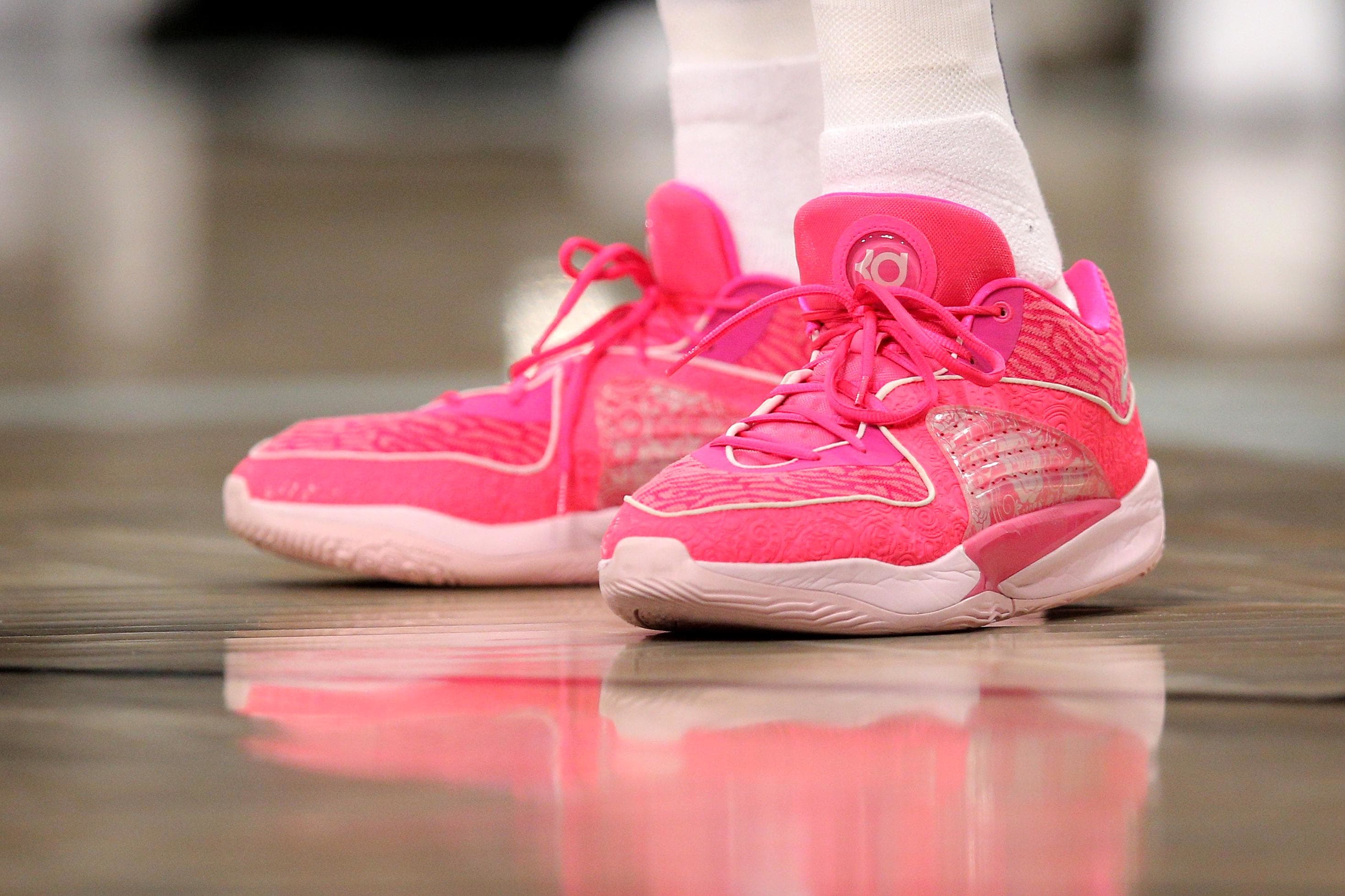 Las zapatillas Nike rosas del delantero de los Phoenix Suns, Kevin Durant.