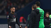 Neymar cédant sa place à Sergio Rico - PSG
