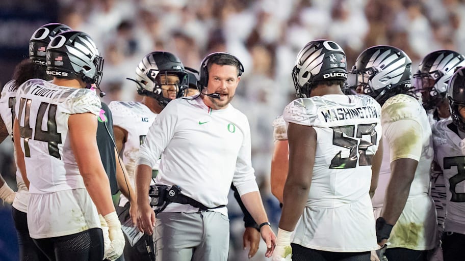 Oregon head coach Dan Lanning talks to players in the fourth quarter against Penn State.