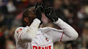 Der Blick geht nach oben bei Anthony Modeste.
